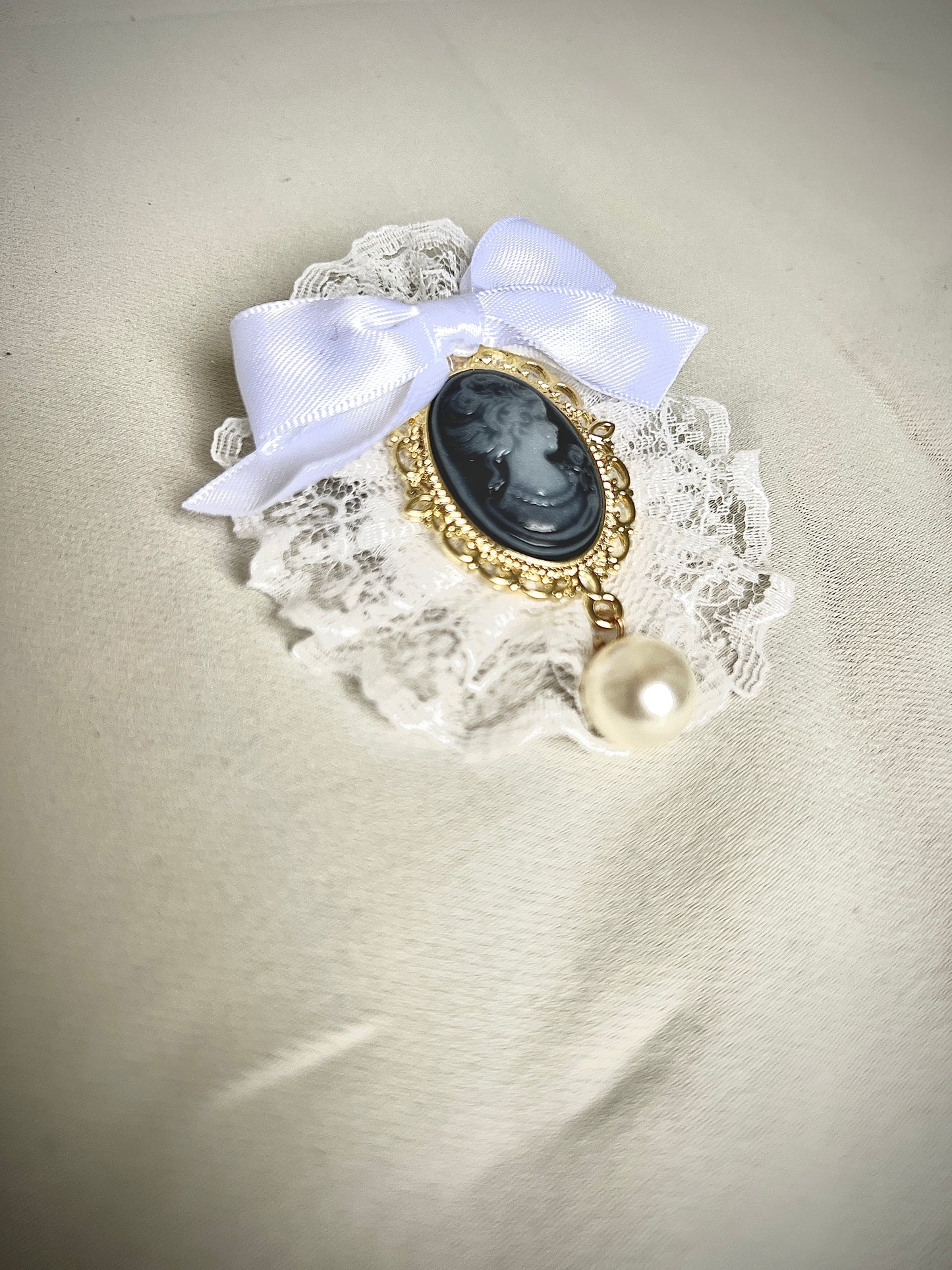 Bow tie pin for a retro design garment
