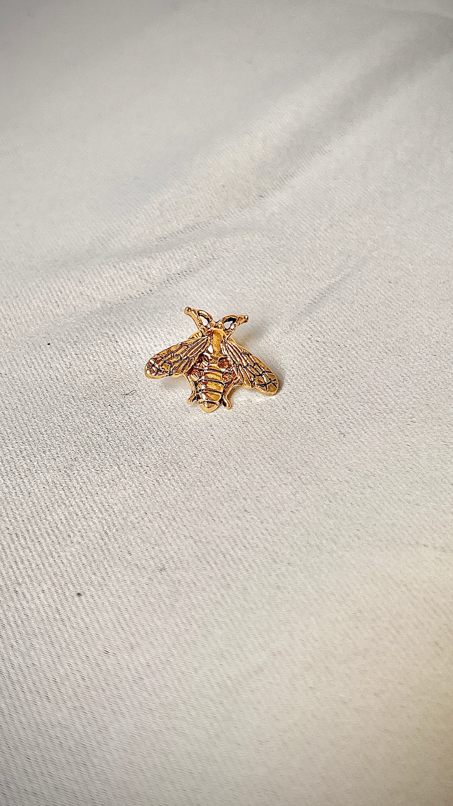 Retro gold bee pin