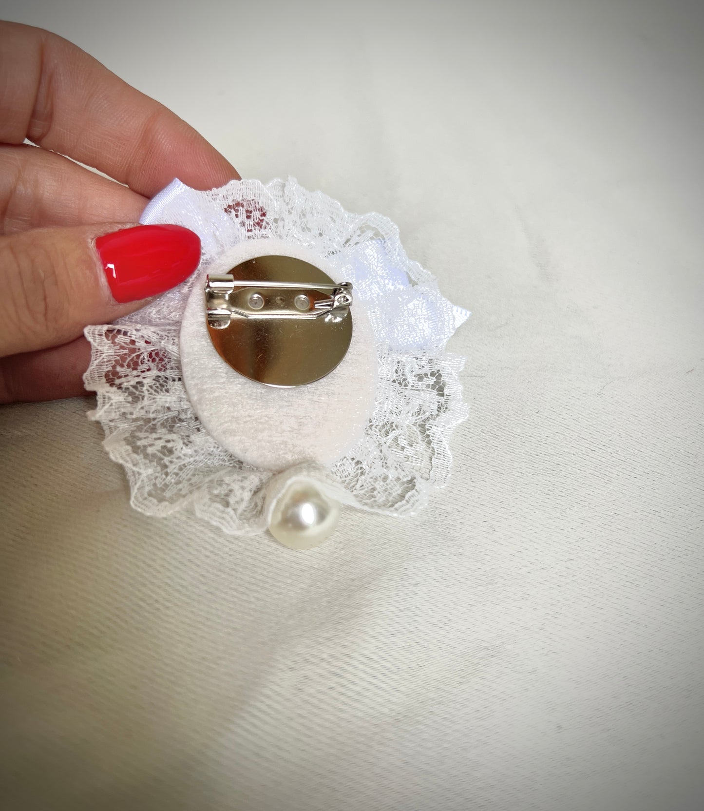 Bow tie pin for a retro design garment